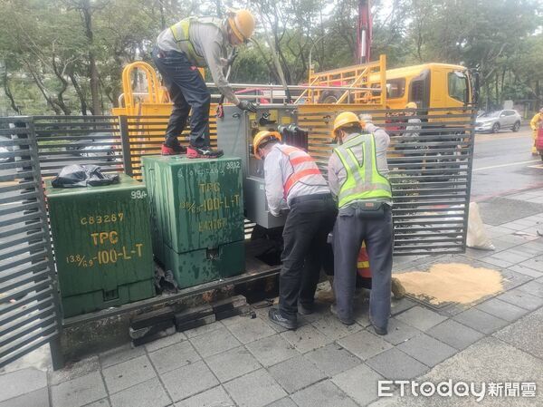 ▲▼台電變電箱爆炸起火。（圖／Threads ／lshinmyeyes_tinna授權提供）