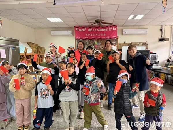 ▲奧丁丁集團赴池上頒發體育獎學金送暖偏鄉 。（圖／記者楊晨東翻攝）