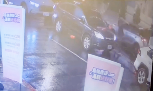 ▲桃園市曾姓男子昨天傍晚疑似不滿被逼車，竟憤而持球棒砸毀王姓男子自小客車照後鏡，圖為監視畫面。（圖／桃園警方提供）