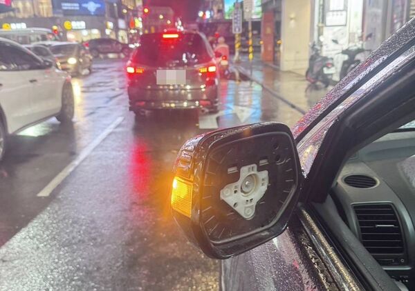 ▲桃園市王姓男子昨天傍晚慘遭曾姓男子持球棒砸毀左照後鏡。（圖／桃園警方提供）