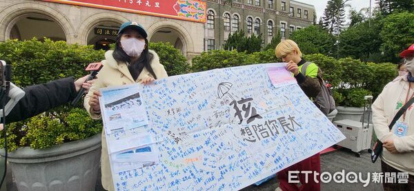 ▲▼民間團體「孩想陪你長大聯盟」召集人徐妮妮（左），司法院前提出訴求。（圖／記者吳銘峯攝）