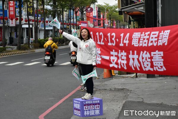 ▲民進黨市議員不畏低溫站上路口，為林俊憲初選衝刺宣傳理念，展現黨內團結與基層動員能量。（記者林東良翻攝，下同）