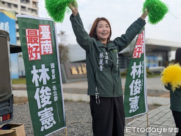 ▲民進黨市議員不畏低溫站上路口，為林俊憲初選衝刺宣傳理念，展現黨內團結與基層動員能量。（記者林東良翻攝，下同）