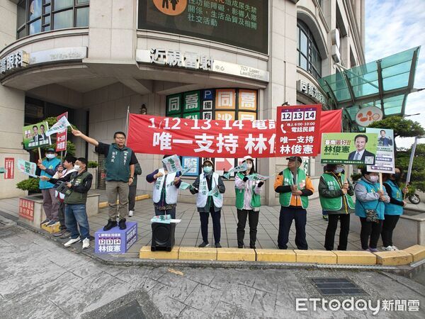 ▲民進黨市議員不畏低溫站上路口，為林俊憲初選衝刺宣傳理念，展現黨內團結與基層動員能量。（記者林東良翻攝，下同）