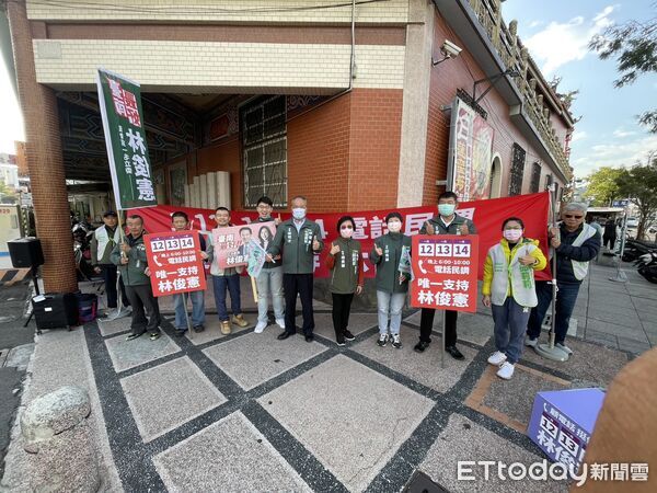 ▲民進黨市議員不畏低溫站上路口，為林俊憲初選衝刺宣傳理念，展現黨內團結與基層動員能量。（記者林東良翻攝，下同）