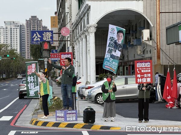 ▲民進黨市議員不畏低溫站上路口，為林俊憲初選衝刺宣傳理念，展現黨內團結與基層動員能量。（記者林東良翻攝，下同）