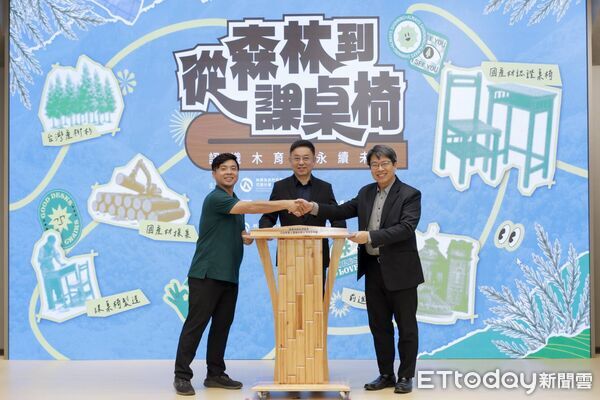 ▲▼建中導入1110套國產材課桌椅，以具體行動為低碳校園導入永續新選擇，學生也說教室變香了。（圖／林保署提供）