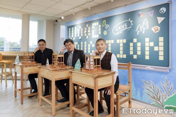 ▲▼建中導入1110套國產材課桌椅，以具體行動為低碳校園導入永續新選擇，學生也說教室變香了。（圖／林保署提供）