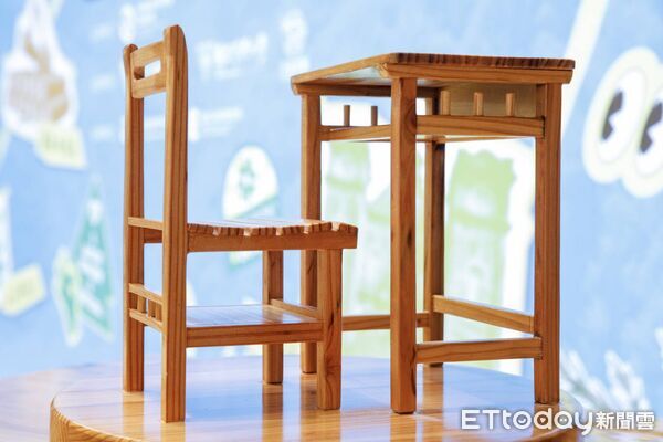 ▲▼建中導入1110套國產材課桌椅，以具體行動為低碳校園導入永續新選擇，學生也說教室變香了。（圖／林保署提供）