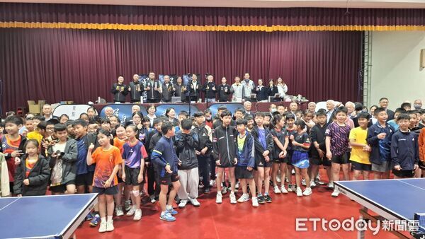 ▲第二屆「群岳盃全國桌球錦標賽」26日在台南市立桌球館舉行開幕儀式，吸引全國近千名桌球好手齊聚競技，場面熱鬧。（記者林東良翻攝，下同）