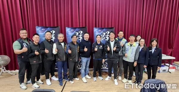 ▲第二屆「群岳盃全國桌球錦標賽」26日在台南市立桌球館舉行開幕儀式，吸引全國近千名桌球好手齊聚競技，場面熱鬧。（記者林東良翻攝，下同）