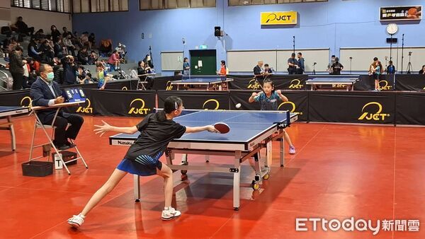 ▲第二屆「群岳盃全國桌球錦標賽」26日在台南市立桌球館舉行開幕儀式，吸引全國近千名桌球好手齊聚競技，場面熱鬧。（記者林東良翻攝，下同）