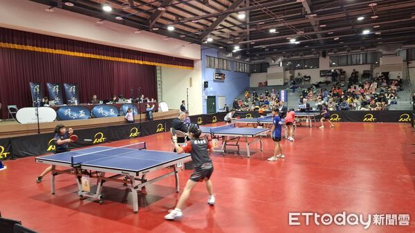 ▲第二屆「群岳盃全國桌球錦標賽」26日在台南市立桌球館舉行開幕儀式，吸引全國近千名桌球好手齊聚競技，場面熱鬧。（記者林東良翻攝，下同）