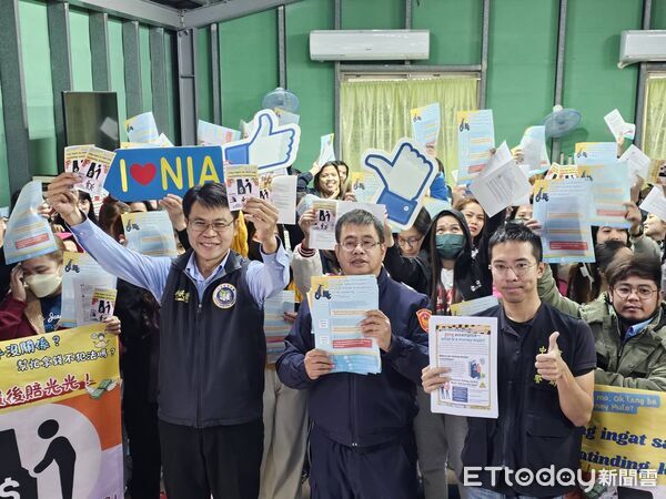 ▲▼移民署和大雅分局向移工宣導詐騙手法，呼籲不要受騙。（圖／移民署提供，下同）