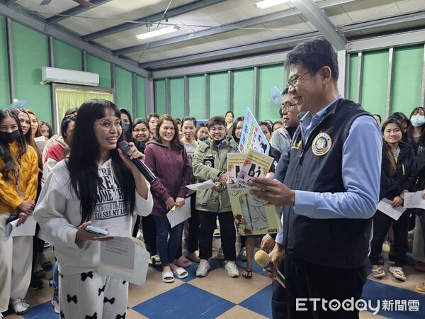 ▲▼移民署和大雅分局向移工宣導詐騙手法，呼籲不要受騙。（圖／移民署提供，下同）