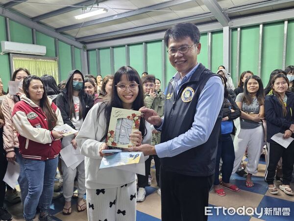 ▲▼移民署和大雅分局向移工宣導詐騙手法，呼籲不要受騙。（圖／移民署提供，下同）