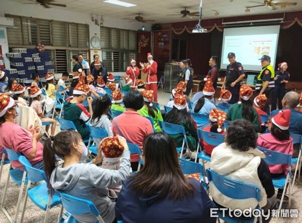 ▲百工百業齊傳愛，屏警化身聖誕使者守護全縣弱勢族群。（圖／記者陳崑福翻攝）