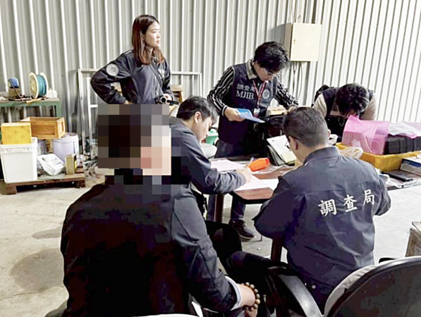 ▲新北市調處人員在桃園市蘆竹區拘捕游姓男子到案，並搜查其電腦等過程。（圖／新北市調處提供）