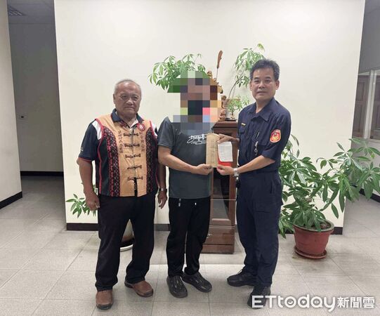 ▲藍清輝將善款交給魯男家人。（圖／記者陳崑福翻攝）