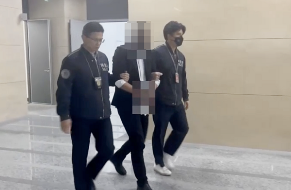 ▲新北市調處人員在桃園市蘆竹區拘捕游姓男子到案，並移送至桃園地檢署偵辦。（圖／新北市調處提供）