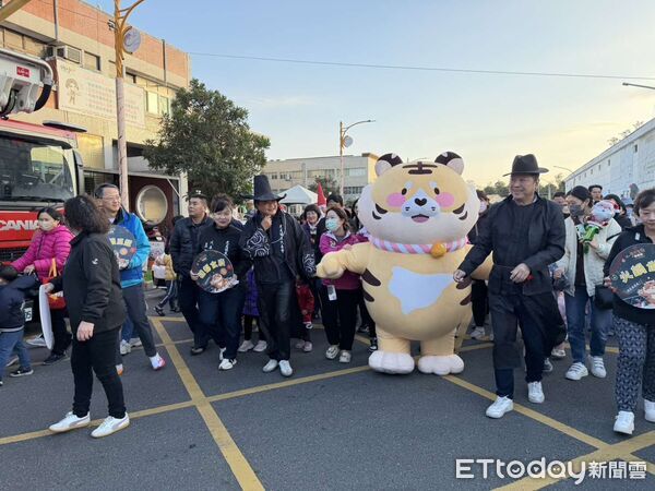 ▲「2025虎尾聖誕嘉年華」於虎尾鎮公所前登場，旋轉木馬與市集吸引大量親子家庭參與。（圖／記者游瓊華翻攝）