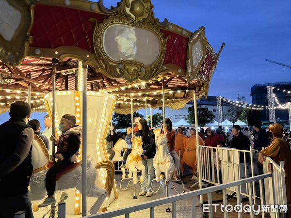 ▲「2025虎尾聖誕嘉年華」於虎尾鎮公所前登場，旋轉木馬與市集吸引大量親子家庭參與。（圖／記者游瓊華翻攝）