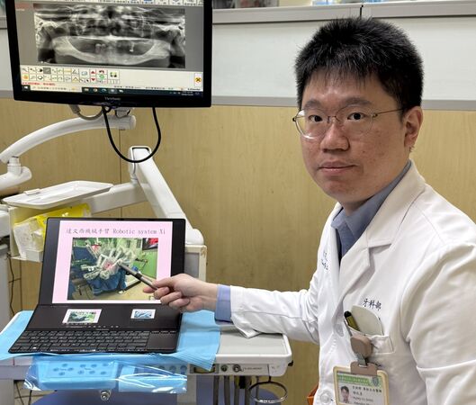 ▲▼雙和醫院口腔醫學部口腔外科邵孔昱醫師與口腔癌患者說明治療計畫。（圖／雙和醫院提供）