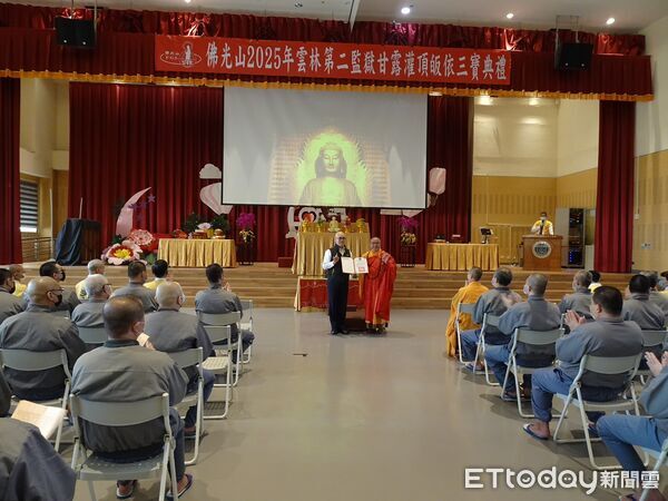 ▲收容人在佛前懺悔發願，期盼以善念為依歸，為人生重新定向。（圖／記者游瓊華翻攝）