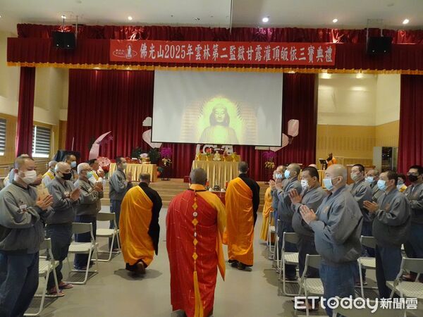 ▲收容人在佛前懺悔發願，期盼以善念為依歸，為人生重新定向。（圖／記者游瓊華翻攝）