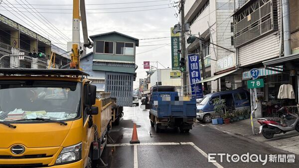 ▲鴿舍勾到電線致電桿傾斜。（圖／記者陳崑福翻攝）