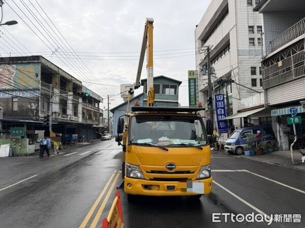 ▲鴿舍勾到電線致電桿傾斜。（圖／記者陳崑福翻攝）