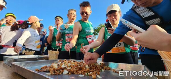 ▲▼邊跑邊吃！高雄富邦馬拉松1/10登場　17補給站特色在地美食曝。（圖／記者賴文萱翻攝）