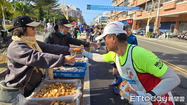 ▲▼邊跑邊吃！高雄富邦馬拉松1/10登場　17補給站特色在地美食曝。（圖／記者賴文萱翻攝）