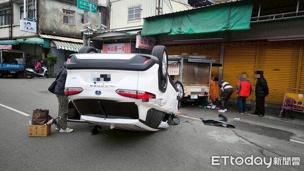 ▲▼豐原一名婦人在路旁菜車叫賣卻無辜被撞，白車翻覆。（圖／民眾提供，下同）