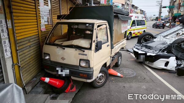 ▲▼豐原一名婦人在路旁菜車叫賣卻無辜被撞，白車翻覆。（圖／民眾提供，下同）