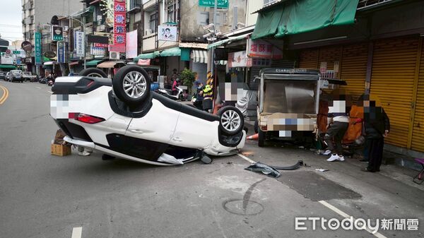 ▲▼豐原一名婦人在路旁菜車叫賣卻無辜被撞，白車翻覆。（圖／民眾提供，下同）