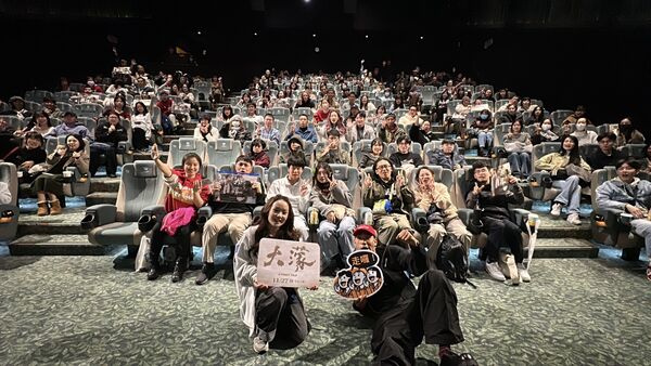 ▲得知演員林道禹（左）與方郁婷（右）連跑多場戲院活動，《大濛》導演陳玉勳（中）驚喜突襲映後現場，足見劇組的好感情。（圖／華文創提供）