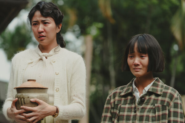 ▲得知演員林道禹（左）與方郁婷（右）連跑多場戲院活動，《大濛》導演陳玉勳（中）驚喜突襲映後現場，足見劇組的好感情。（圖／華文創提供）