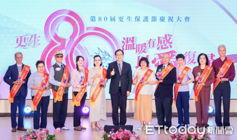 ▲▼法務部部長鄭銘謙親臨頒獎表揚本次10大傑出更生輔導員。。（圖／臺灣更生保護會提供）