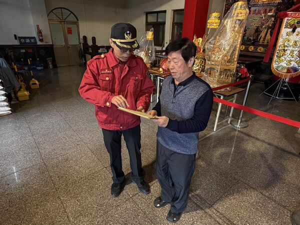 ▲溪湖鎮即將建醮，消防提前部署前往宮廟宣導使用鞭炮等辦法。（圖／消防局提供）