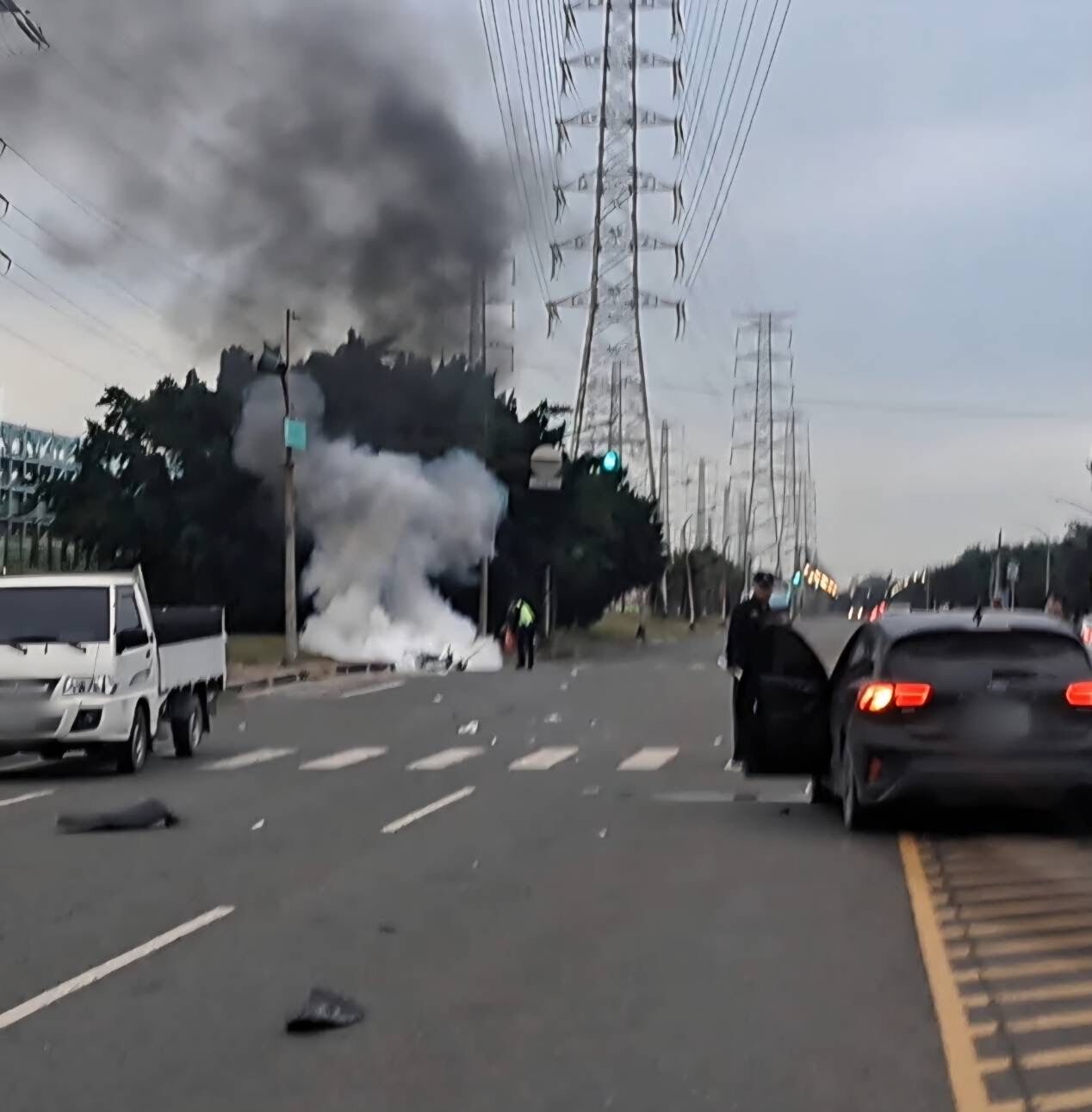▲▼ 高雄驚悚車禍！機車遭撞噴飛瞬間「燒成火球」　騎士骨盆骨折送醫。（圖／記者吳世龍翻攝）