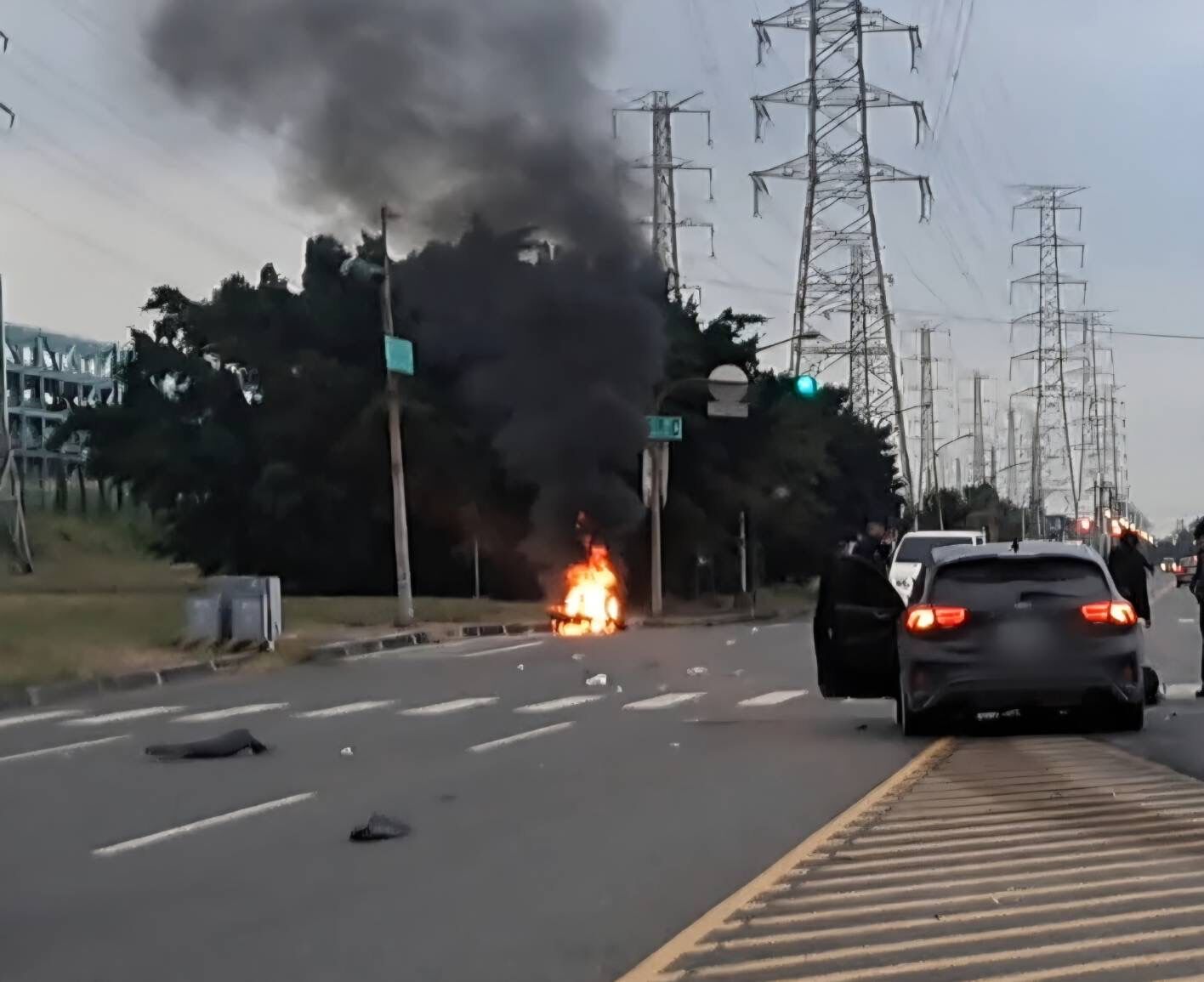 ▲▼ 高雄驚悚車禍！機車遭撞噴飛瞬間「燒成火球」　騎士骨盆骨折送醫。（圖／記者吳世龍翻攝）