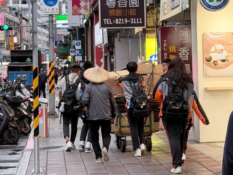 ▲▼街頭暖心一幕曝，莊敬高職學生幫阿姨搬紙箱笑容治癒網。（圖／網友kbobh_55提供，請勿隨意翻拍，以免侵權。）
