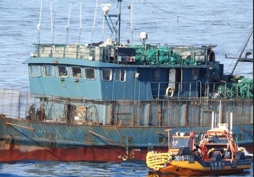 ▲▼今年12月18日，一艘以鐵窗武裝的中國籍漁船在南韓全羅南道可居島海域被南韓當局執法圍捕。（圖／南韓木浦海警）