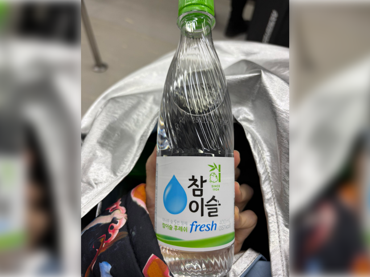 ▲▼日本插畫家Sari將真露燒酒誤以為是礦泉水,喝下後才驚覺不對勁。(圖/翻攝自X)