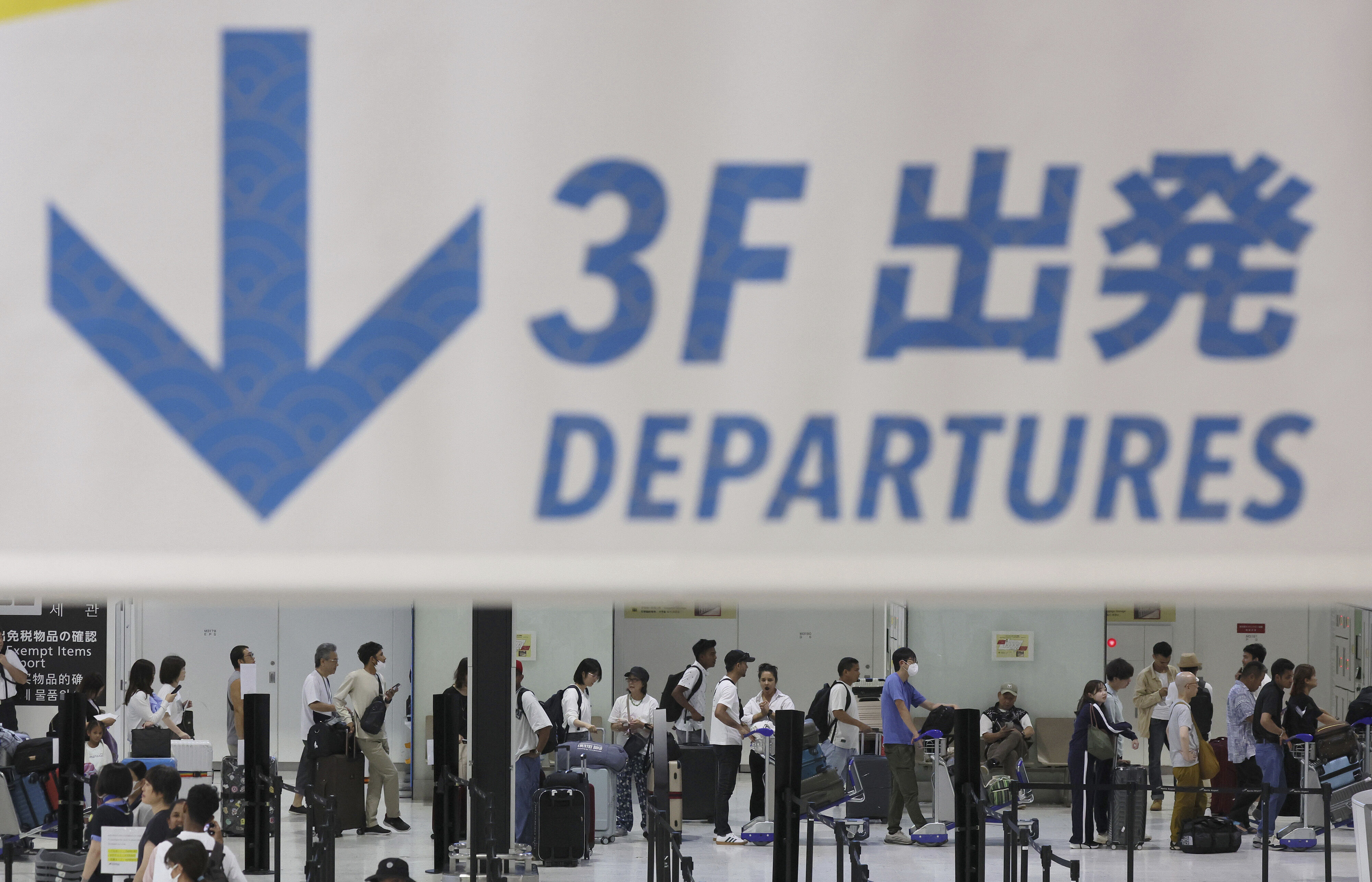▲▼日本政府研擬從2026年起調漲「出境稅」。圖為成田國際機場出境大廳。(圖/達志影像/美聯社)