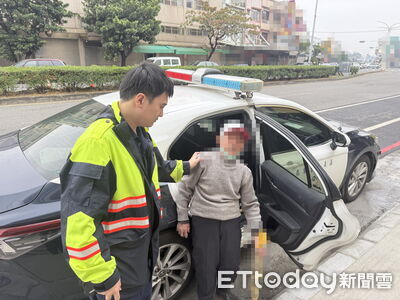 90歲翁頭暈失去方向！迷路5小時蹲路邊　水上分局警員助返家