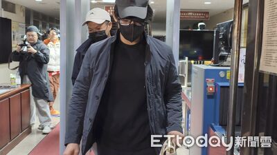 快訊／收押4個月！　「小英男孩」鄭亦麟凌晨交保步出北院