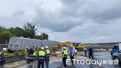 怪手闖禍！鏟斗太靠近花蓮舊臨港線　竟把貨物列車K到出軌