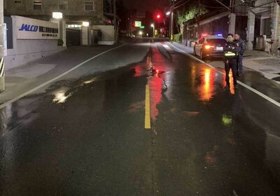 花壇路面破洞驚見湧泉！自來水管爆裂積水　水公司連夜搶修